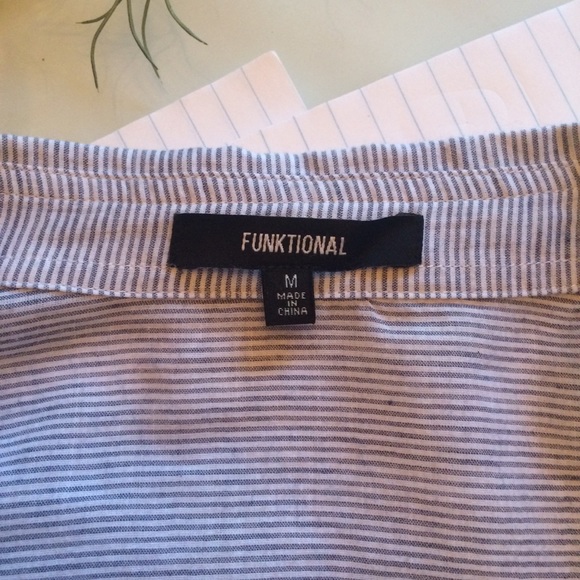 Anthropologie peephole in back blouse. - Picture 5 of 5